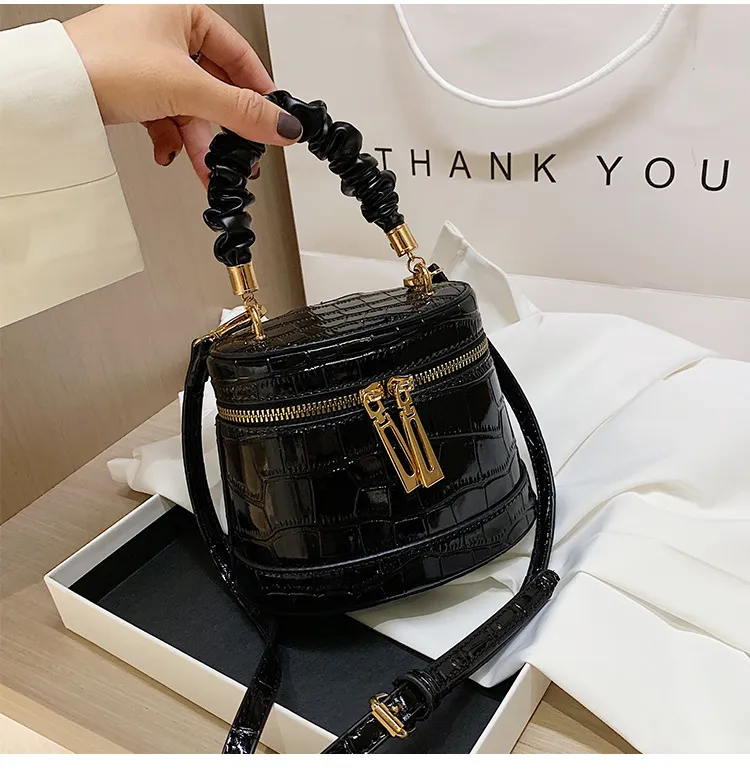 36 Pieces) Wholesale Women Vintage Chain Crease Handle Bag