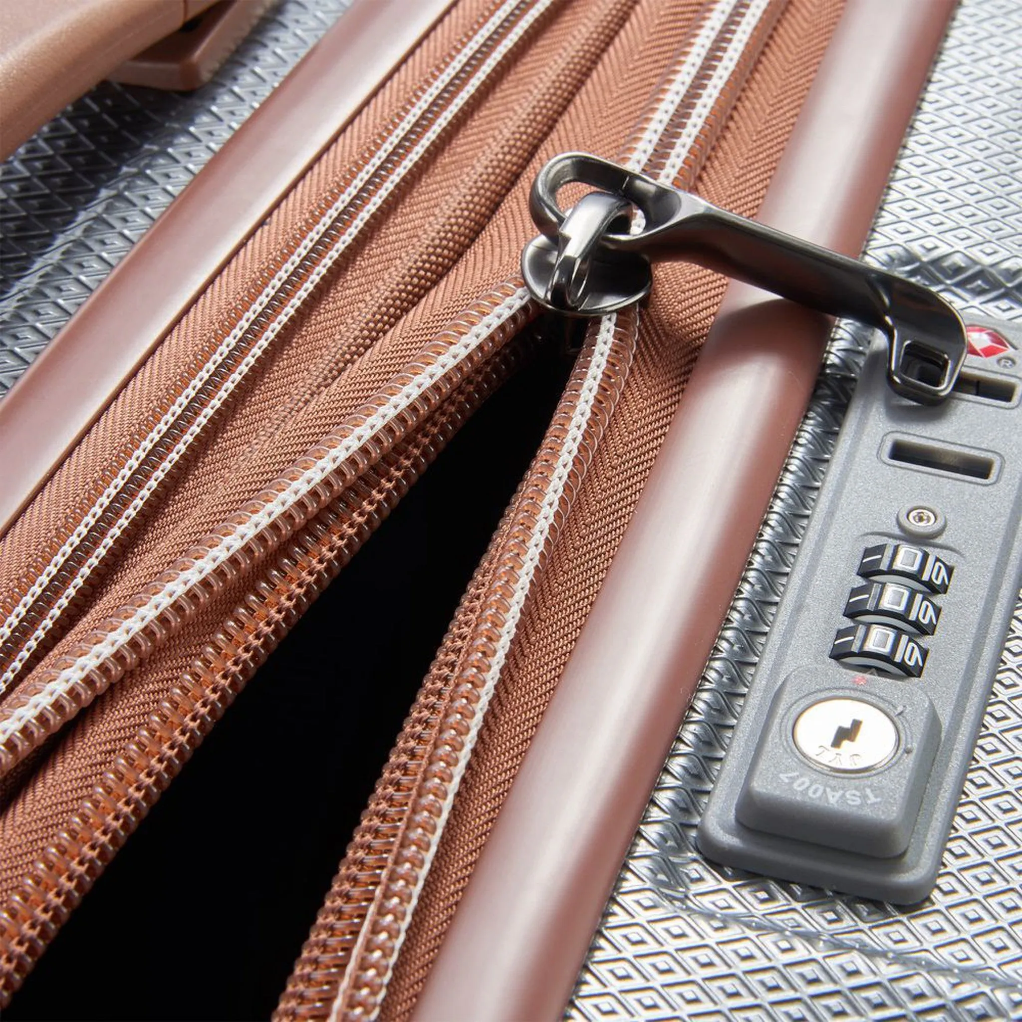 Delsey St Tropez 24" Expandable Spinner
