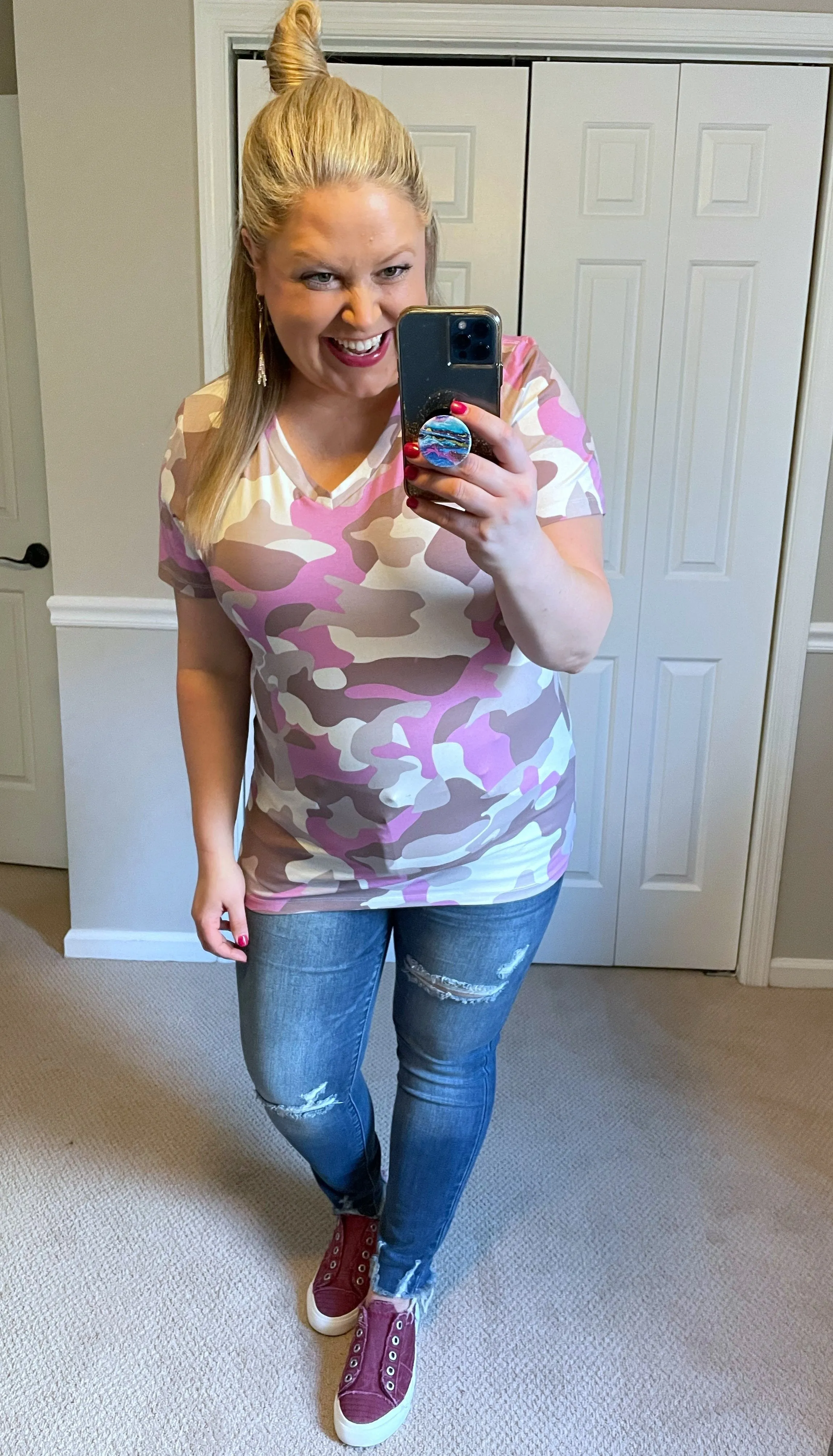 Olivia V-Neck Tee in Purple-Pink Camo