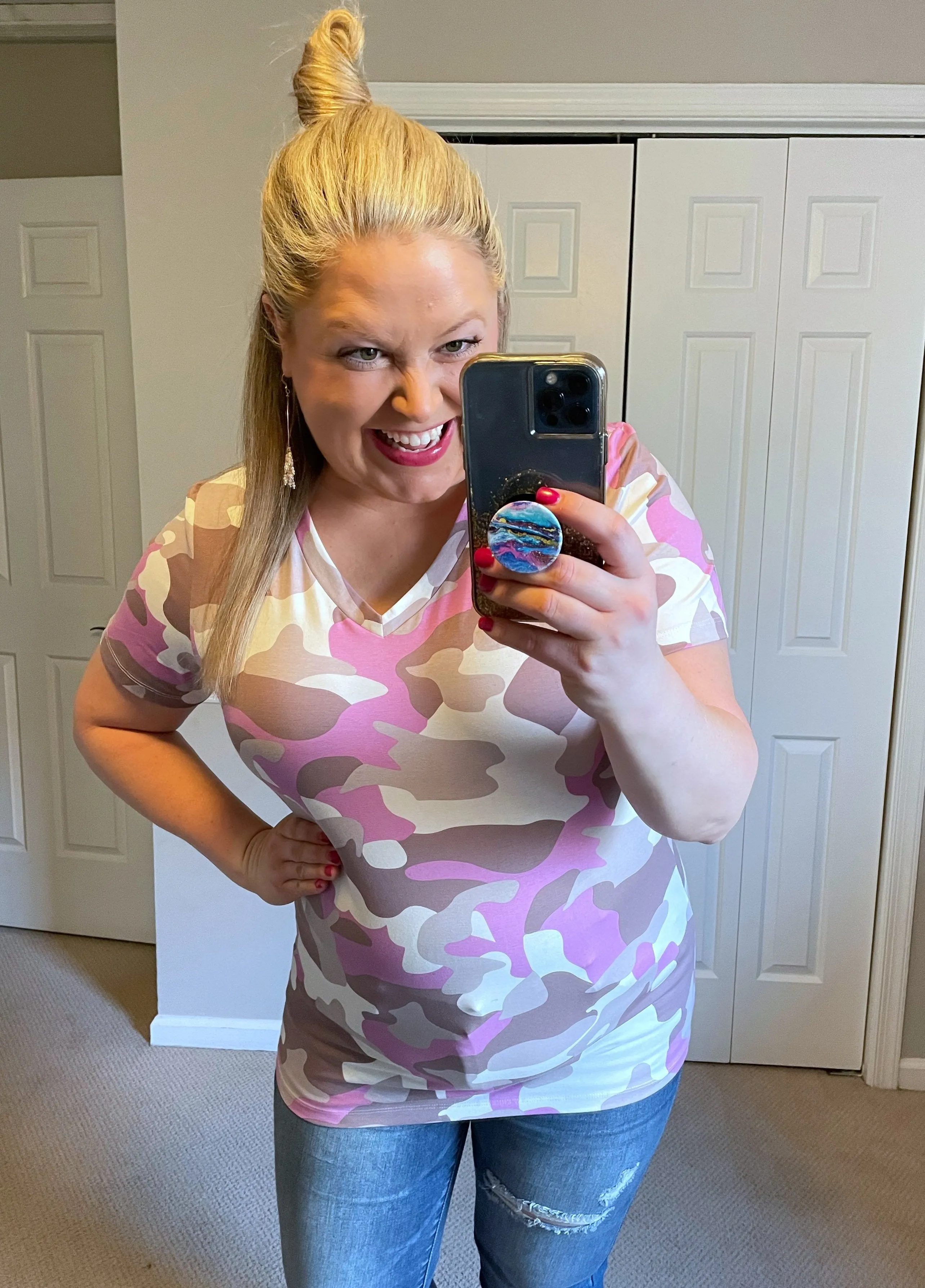 Olivia V-Neck Tee in Purple-Pink Camo