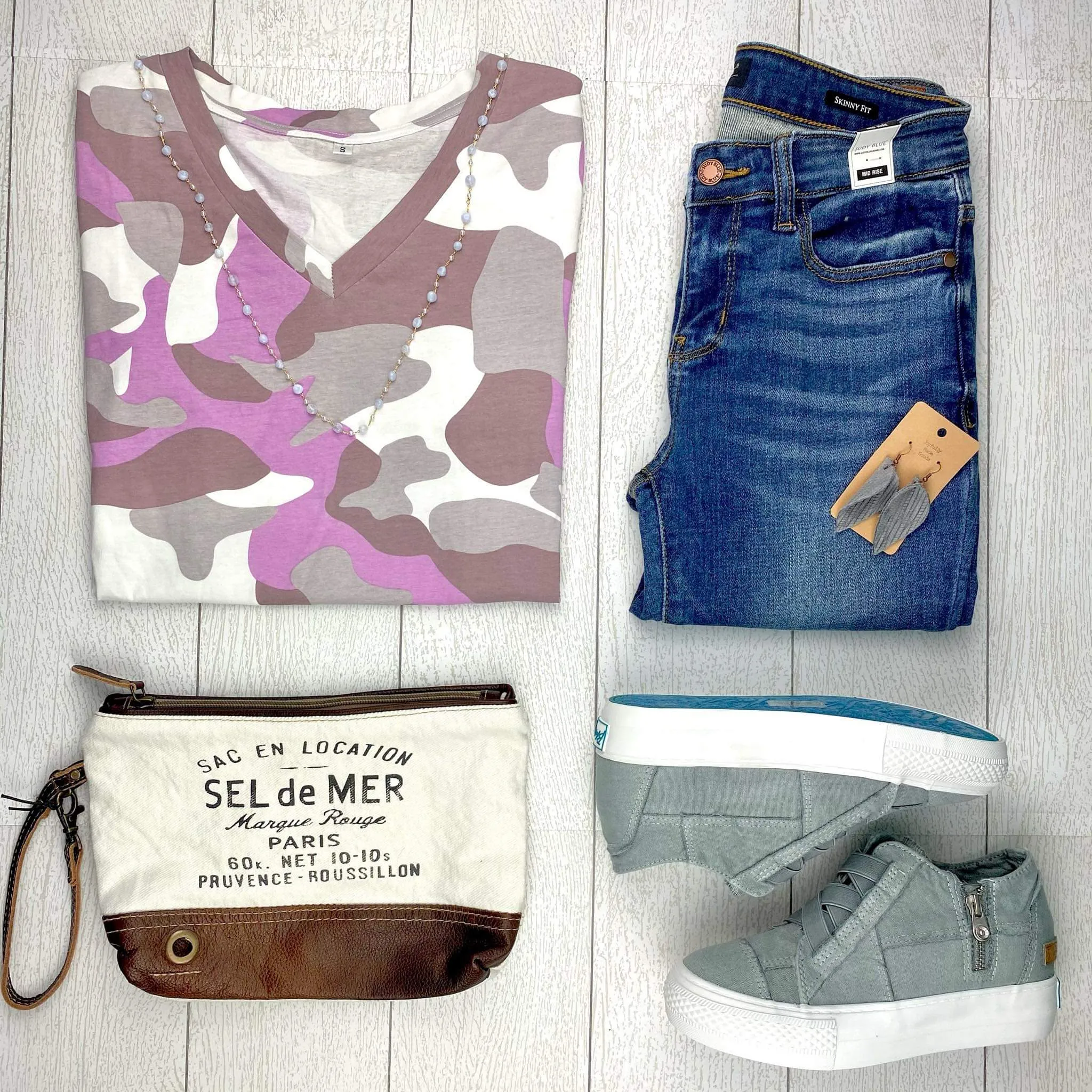 Olivia V-Neck Tee in Purple-Pink Camo